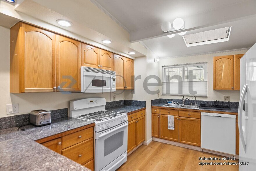 Building Photo - 921 Lakebird Dr