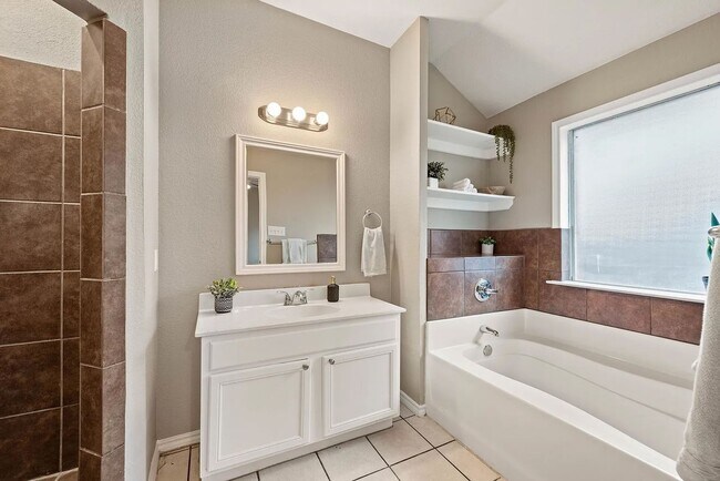 Building Photo - Light-Filled 3-Bedroom Home with Updated K...