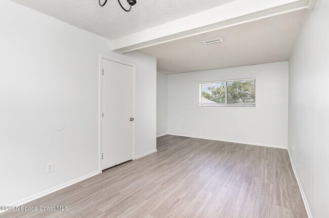 Building Photo - 204 Seminole Ave W