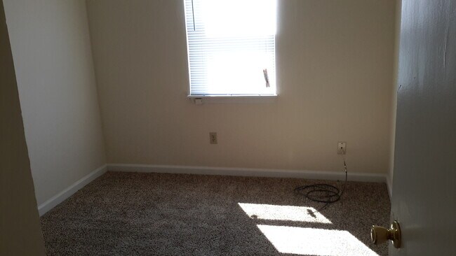 Building Photo - 746 Demaret Dr
