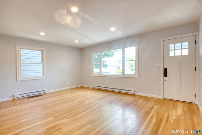 Building Photo - 8 Ridge Pl