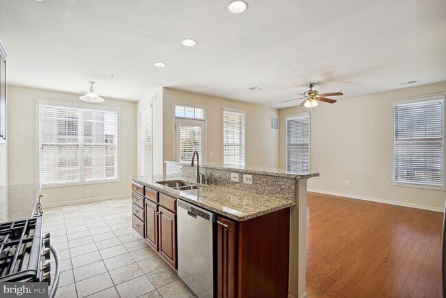 Building Photo - 43085 Thoroughfare Gap Terrace