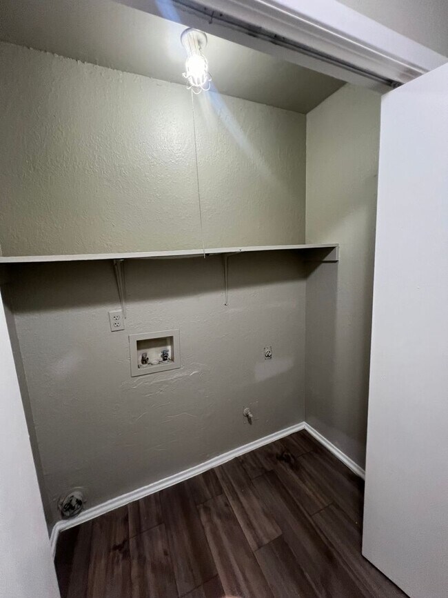 Building Photo - Unlock Your Austin Dream: Cozy 2BD/2BA Retreat in Trendy Crestview – Pets Welcome, Balcony Bliss!