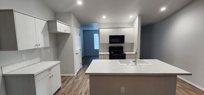 Building Photo - 409 Hildago Wy