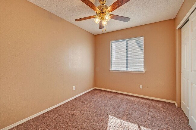 Building Photo - Gorgeous and Spacious Eastside Home for Rent with Refrigerated Air!