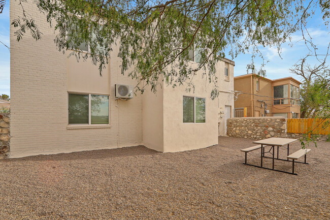 Exterior & Picnic Table - 5200 Carousel Dr