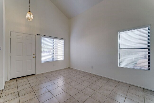 Building Photo - Desirable North Phoenix  Home with 1 Downs...