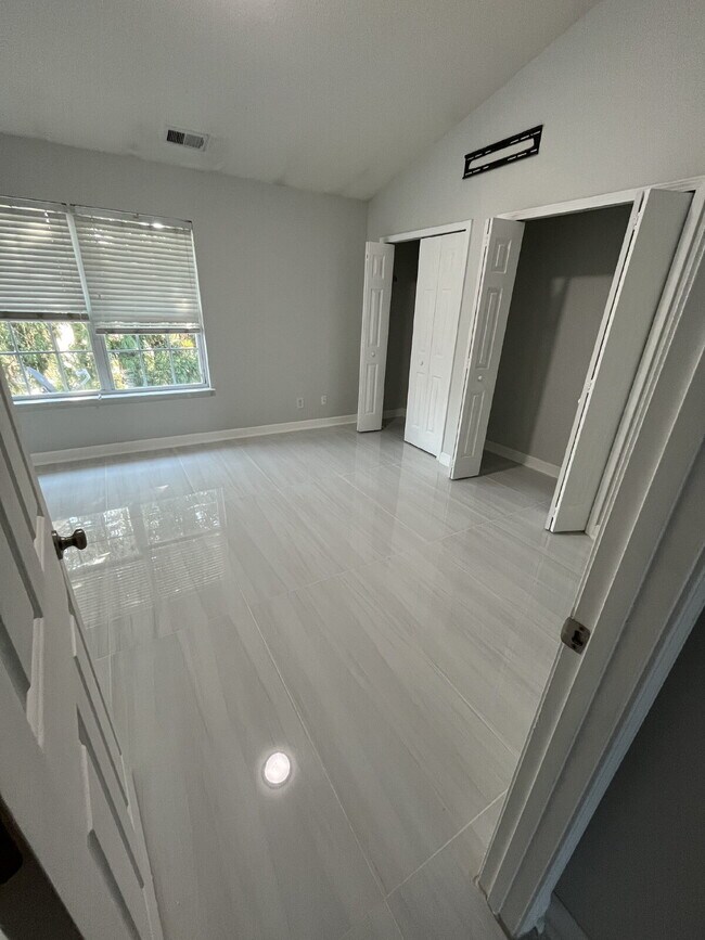 Building Photo - "Chic & Cozy: Modern 2-Bed Townhouse with Marble Accents in Greensboro!"