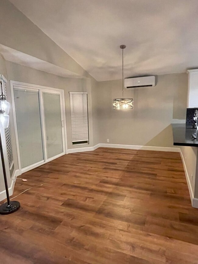 Building Photo - Conveniently Located Single Level Soda Cre...