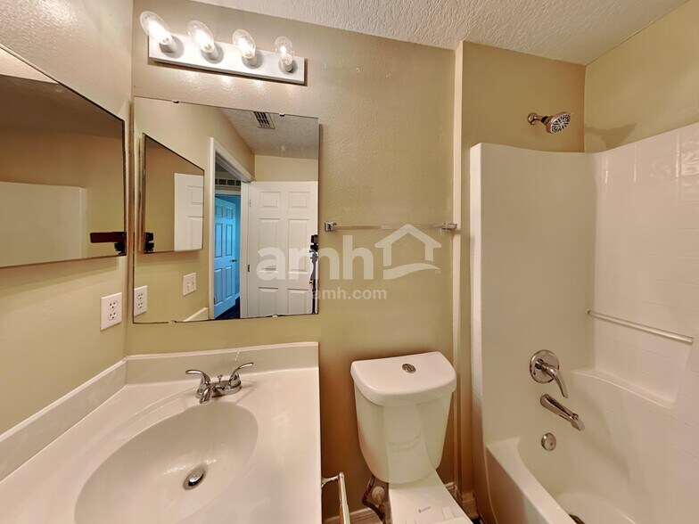 Building Photo - 1030 Lancelot Dr