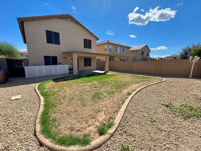 Building Photo - 1056 E Lakeview Dr