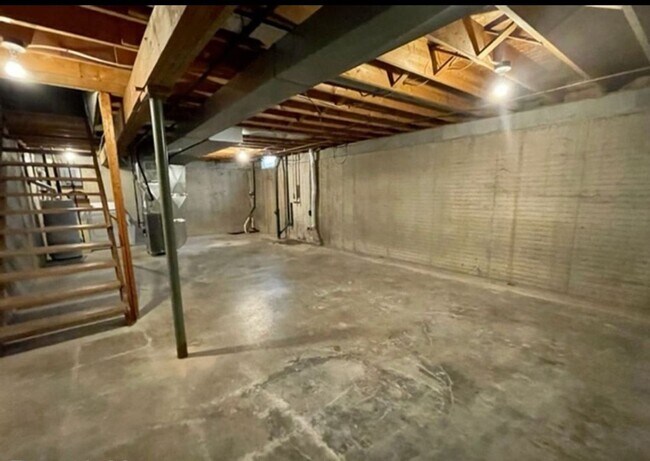 Building Photo - 1352 W Hiawatha Dr