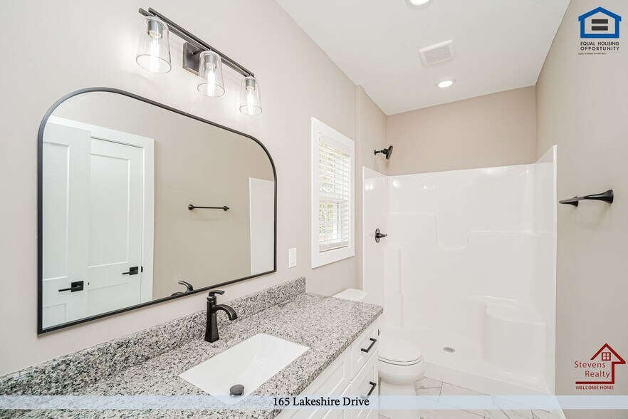 Building Photo - 165 Lakeshire Dr