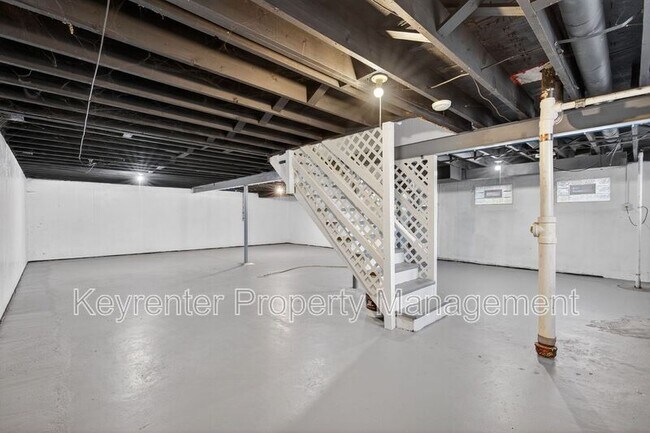 Building Photo - 900 Paddock Dr