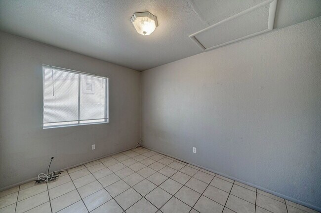 Building Photo - 1114 E Bisnaga St