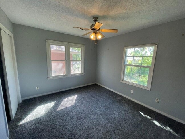 Building Photo - 2 bed garage conversion adding a flex room, full size washer connections.