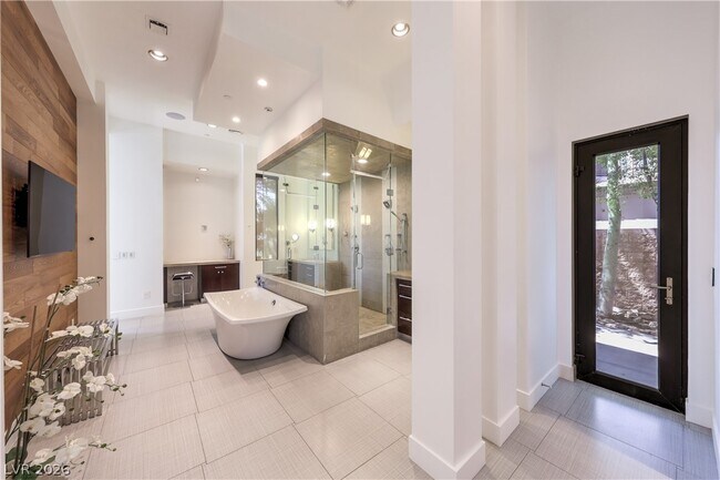 Building Photo - 1501 Foothills Village Dr