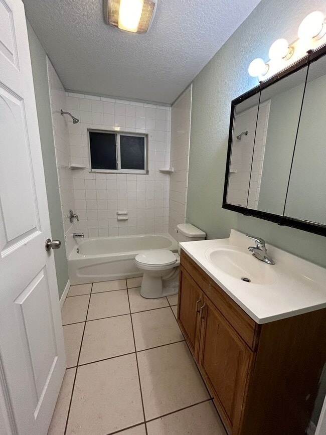 Building Photo - Beautiful Spacious Home with 4 Bedrooms, Y...