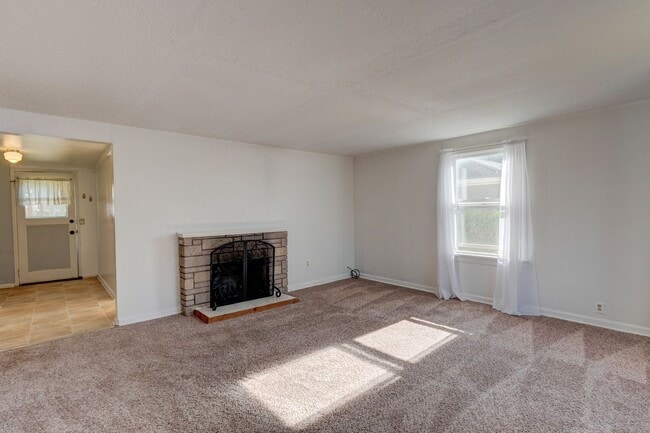 Building Photo - Three Bedroom One Bath House