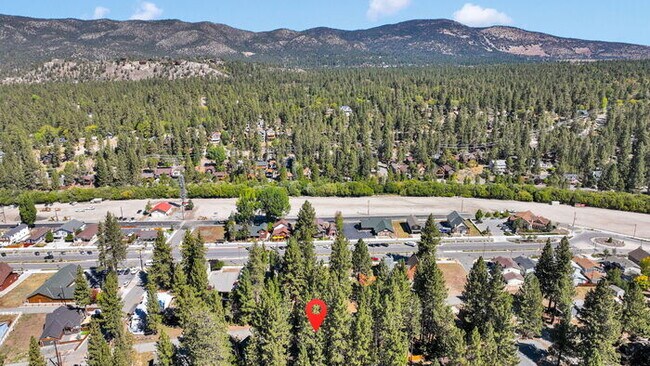 Building Photo - Remodeled 2 Bed / 1 Bath Near Bear Mountain & Golf Course