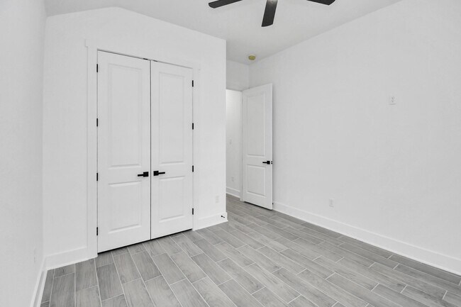 Building Photo - 519 Lovers Ln