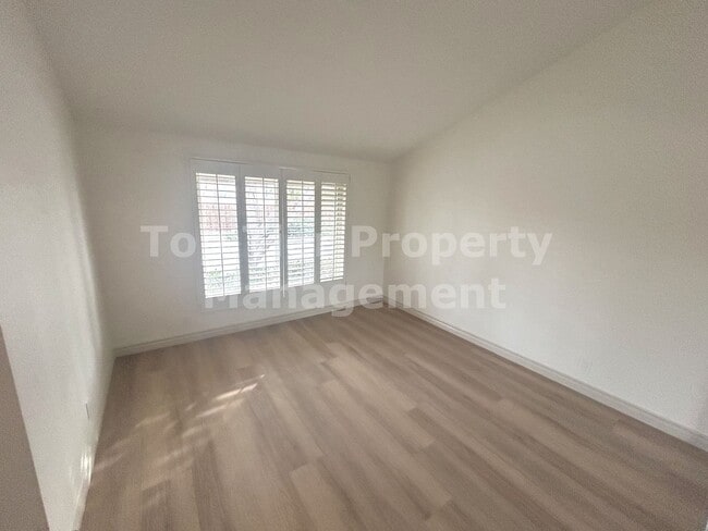 Building Photo - ***FULLY RENOVATED 2 bed / 2 bath / 1,120 sqft Home in 55+ Nob Hill Community - Available NOW***