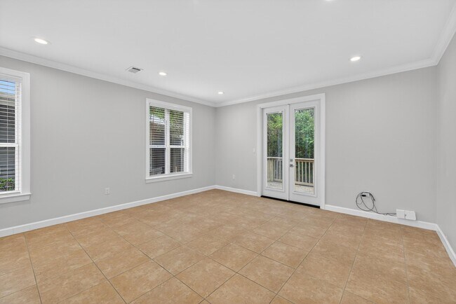 Building Photo - 2019 Pine Island Cir