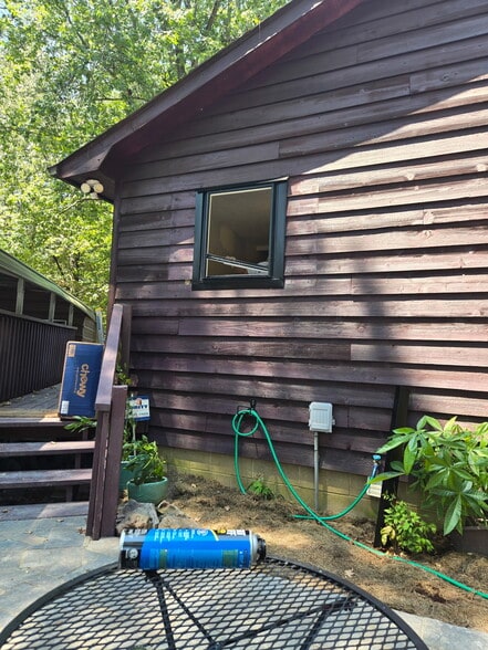 Private entry - 1042 Adams Rd