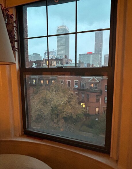 Building Photo - 464 Beacon St