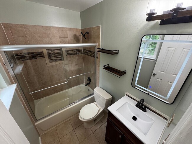 Building Photo - Stunning 4 Bed 2.5 Bath Single-Family Home...