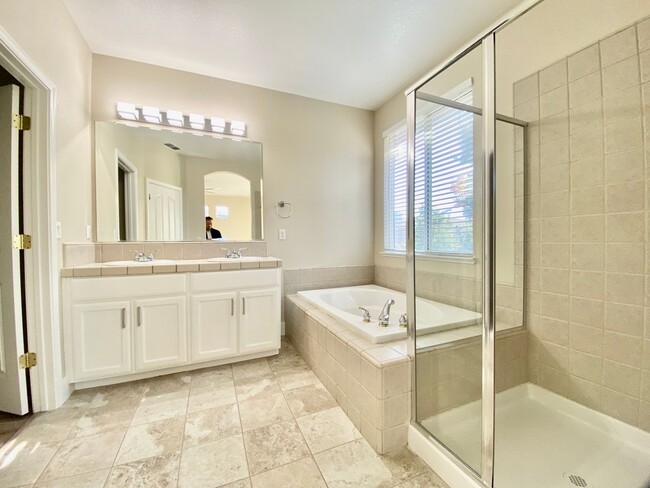 Building Photo - NEWLY RENOVATED, VERY CLEAN 5 BED, 3 BATH,...