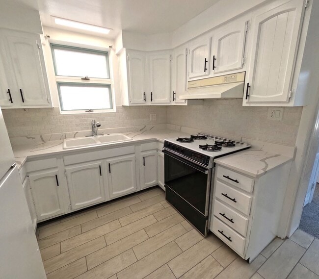 Building Photo - Beautiful Home Lowell Ave.