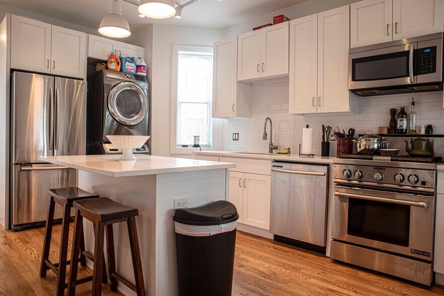 Building Photo - 3112 N California Ave