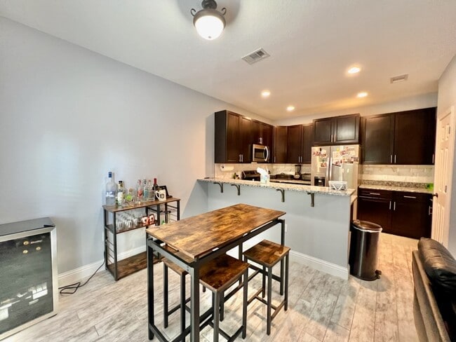 Building Photo - 2100 Pomegranate Ct