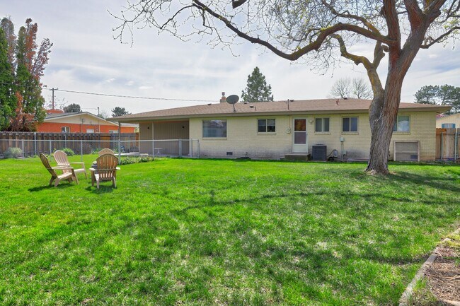 Building Photo - Its all about location! This exquisite home is located in an established neighborhood, convenient...