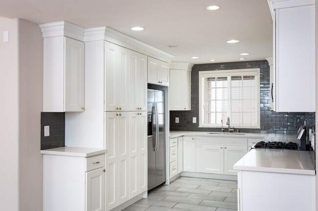 Building Photo - Spacious Entertainers Retreat in San Carlos!