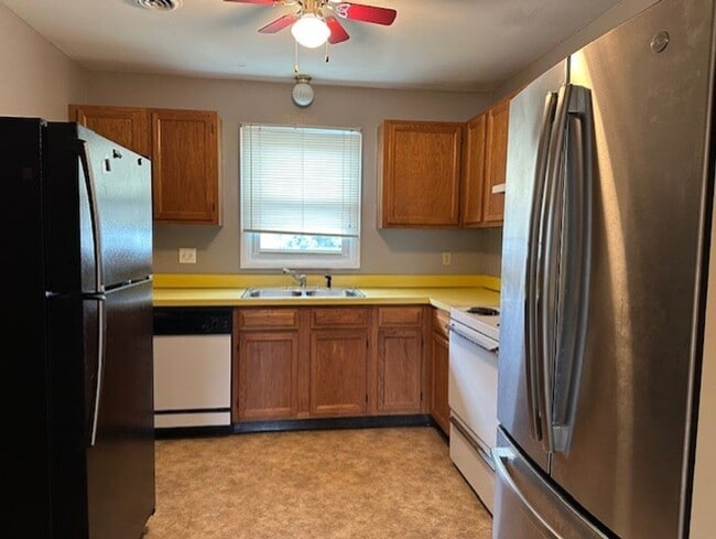 Building Photo - 10 E Front St