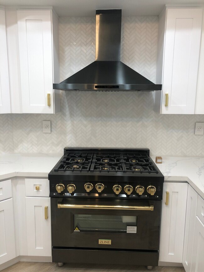 Luxury oven - 1412 N Crescent Heights Blvd