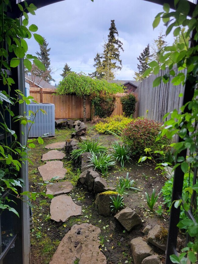 Building Photo - Immaculate 5 Bedroom West Salem Home With a View