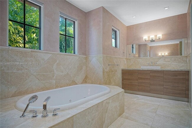 Building Photo - 3747 Prairie Ave