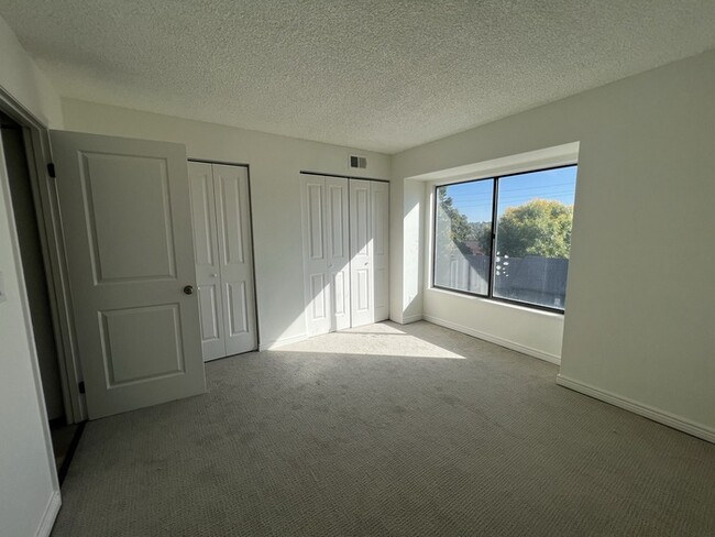 Building Photo - Newly renovated, vaulted ceilings, bright ...