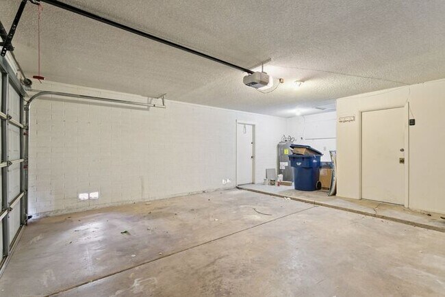 Building Photo - 2213 S Saratoga