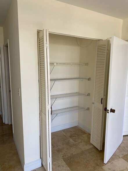 Building Photo - 2500 Parkview Dr