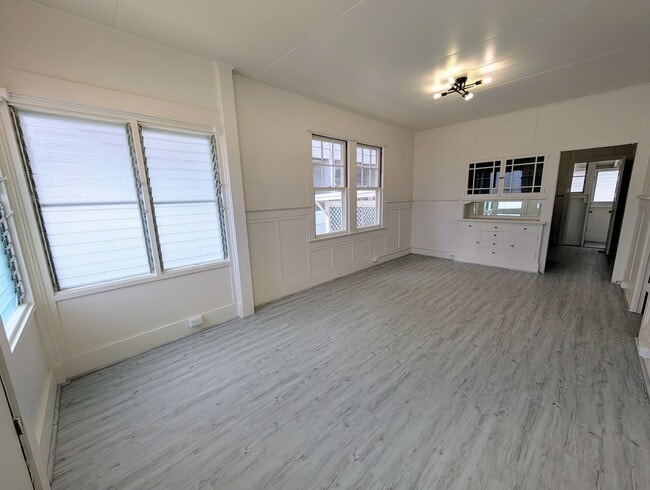 Building Photo - Centrally located 2 Bed, 1.5 Bath house in...