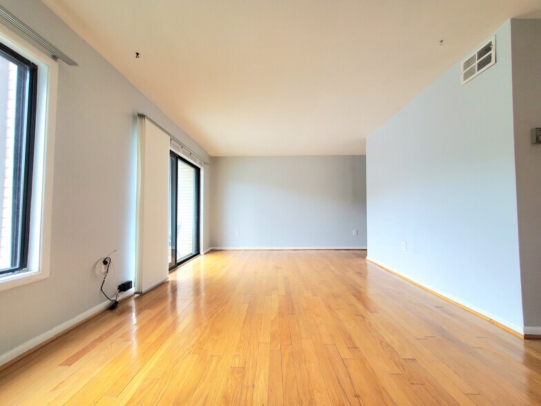 Building Photo - 6936 Hanover Pky