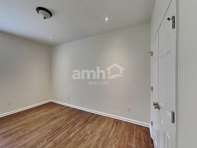 Building Photo - 1347 Ivyhedge Ave