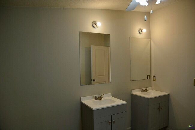 Building Photo - 111 Brighton Dr