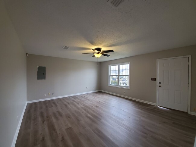 Building Photo - $1200.00 Beautiful 3 Bedroom 1.5 Bath Ranc...