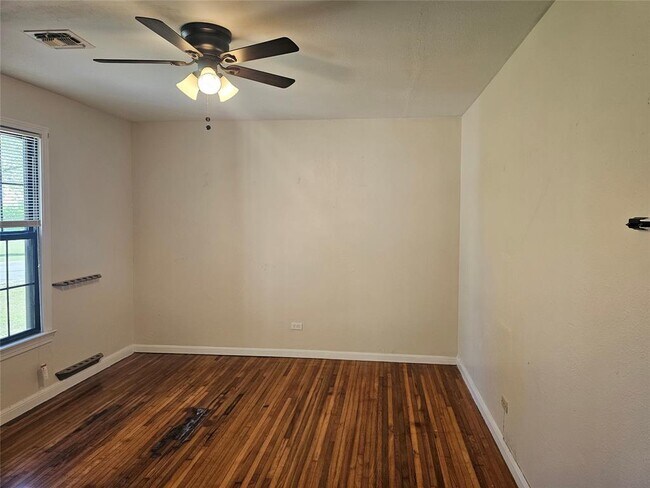 Building Photo - 503 W 12th St