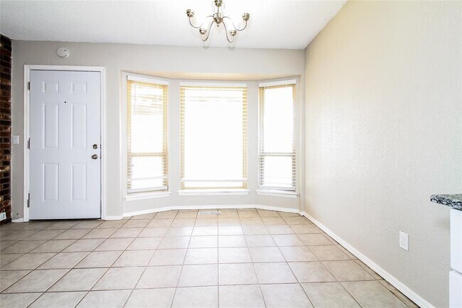 Building Photo - 1004 Cambridge Dr